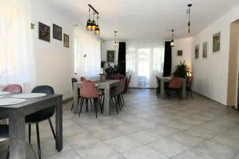Wide view of the Top Mountain dining room